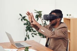 homme faisant de la réalité virtuelle