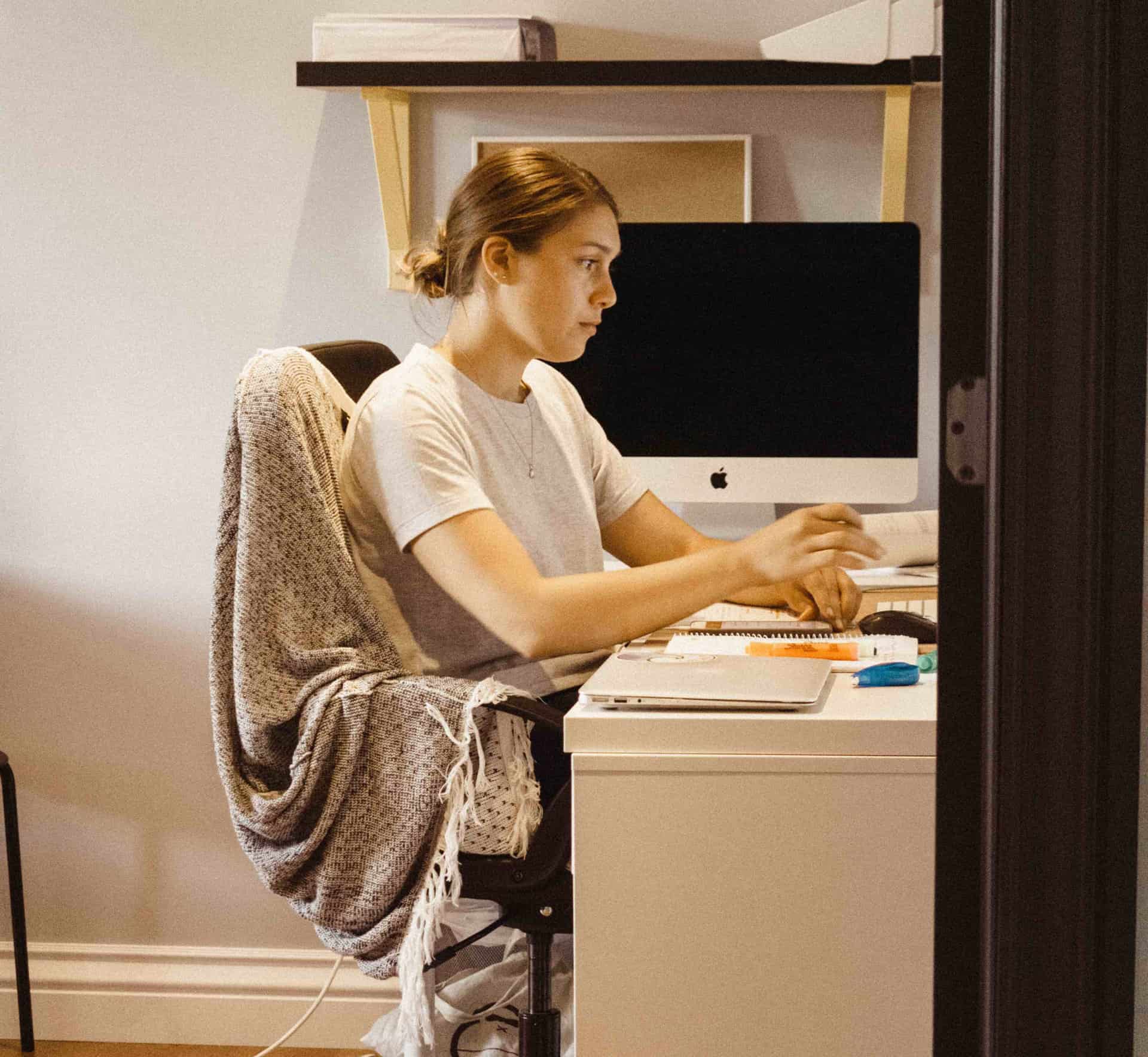femme qui écrit un article de blogue à son bureau