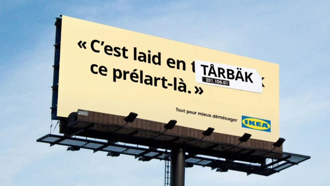 Panneau publicitaire IKEA avec vue sur le ciel avec message publicitaire par dessus